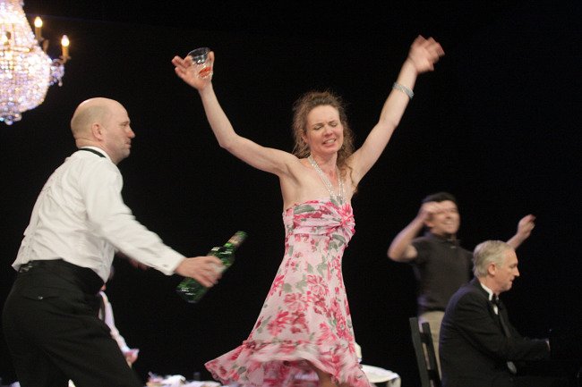 Szenenbild: "Das Fest" - Inszenierung von Uta Koschel (Foto: Vincent Leifer) Szenenbild: "Das Fest" - Inszenierung von Uta Koschel (Foto: Vincent Leifer)