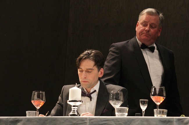 Hannes Rittig und Lutz Jesse in "Das Fest" - Inszenierung von Uta Koschel Das Fest Uta Koschel Inszenierung Hannes Rittig Lutz Jesse Szenenbild