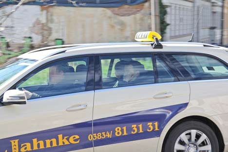 Verurteilter-Neonazis-Marcus-G468 Verurteiler Neonazi auf dem Heimweg im Taxi