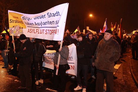 Mvgida Demonstration in Stralsund mit Banner Asylflut
