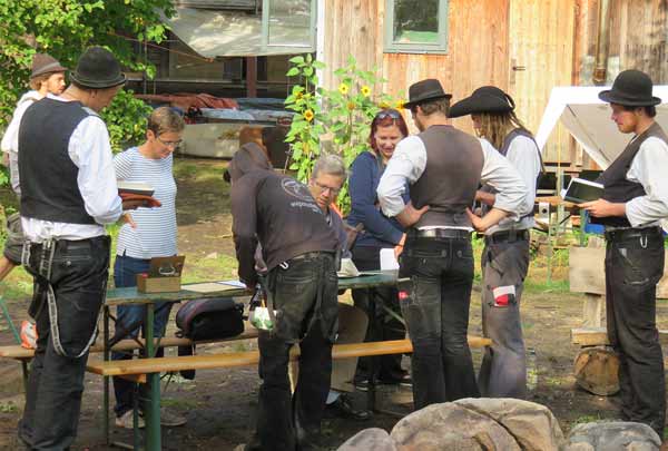 Fassbinder Straze Sommerbaustelle OB Stefan Fassbinder verabschiedet die Gesellen der Sommerbaustelle