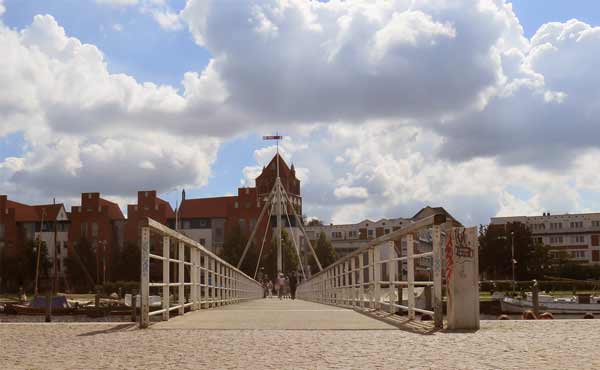 Fußgängerbrücke im Greifswalder Museumshafen greifswald bruecke museumshafen