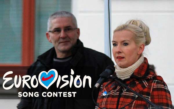 Petra Federau (AfD), daneben Norbert Kühl (FFDG), der moderiert hat Petra Federau (AfD) singt in Greifswald