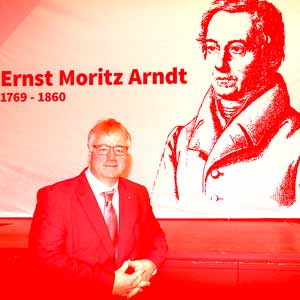 Axel Hochschild Ernst-Moritz-Arndt Axel Hochschild posiert vor Arndt