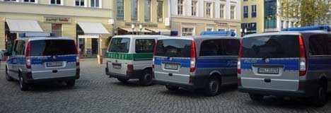 Polizei bei NPD Stand in Greifswald