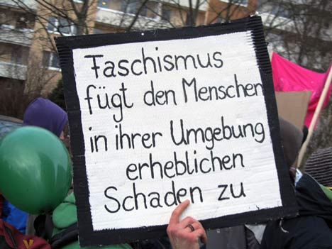 faschismus-plakat antifa demo banner