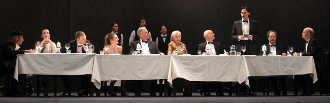 Szenenbild: "Das Fest" - Inszenierung von Uta Koschel (Foto: Vincent Leifer) Das Fest Inszenierung Uta Koschel Szenenbild