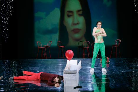 romeo-und-julia-vlnr-Ronny-Winter-Frederike-Duggen-(Projektion)-Felix-Meusel468 romeo und julia