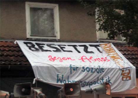 Brinke besetzt transparent an der brinkstraße 16-17