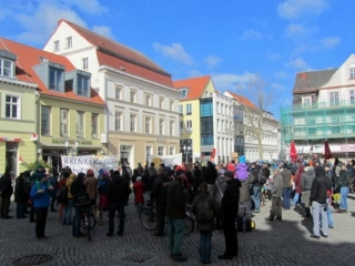 Auftakt zur Demonstration f&uuml;r den Erhalt der Brinkstra&szlig;e 16-17 auf dem Fischmarkt