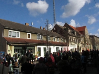 Die Demonstration endete mit Kaffee und Suppe vor dem H&auml;userensemble in der Brinkstra&szlig;e, ...