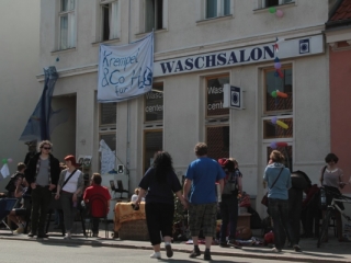 wie zum Beispiel Viva con Agua, die in der G&uuml;tzkower eine Lounge mit Kicker und DJ auf die Beine stellten.