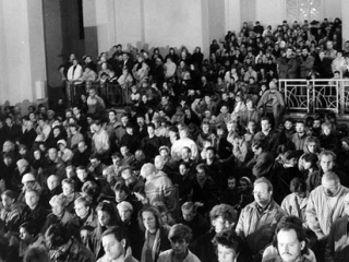 Andrang zum Friedensgebet im Dom, 1989