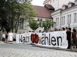 Etwa 70 Menschen protestierten vor der Kreistagssitzung gegen die NPD