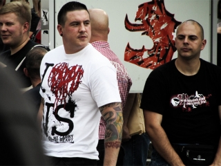 "I heart NS" -- Die NPD mobilisierte ihre Anh&auml;nger, von ihrem Notfallrecht Gebrauch zu machen, wenn die Polizei nicht f&uuml;r Ordnung sorgen w&uuml;rde