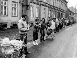 Menschenkette G&uuml;tzkower Stra&szlig;e, Dezember 1989