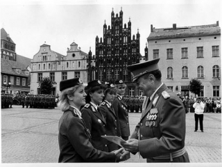 Ernennung zu Offizieren auf dem Marktplatz