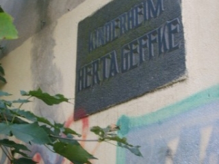 Schild vor dem Eingang