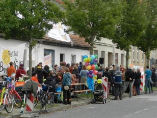Besucher und Nachbarinnen beim Stra&szlig;enfest der Hausbesetzer