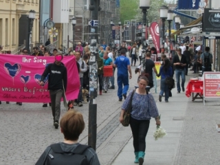 Etwa 30 Personen zogen heute durch die Greifswald Innenstadt,...