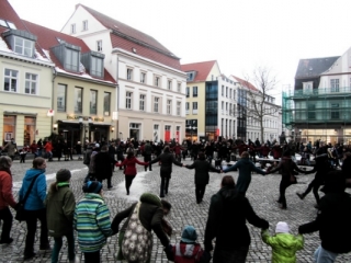 ... und trotzten dem Frost mit israelischen Volkst&auml;nzen.